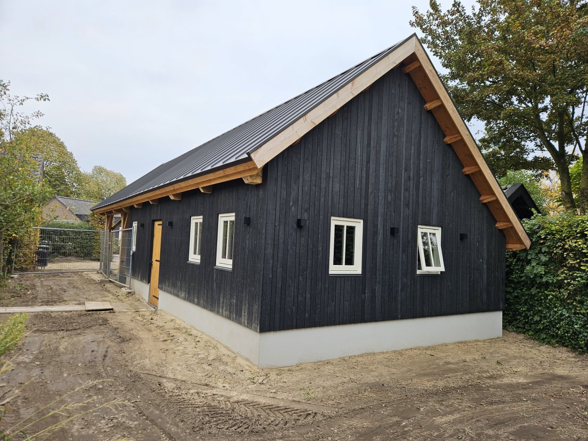 Kapschuur met carport